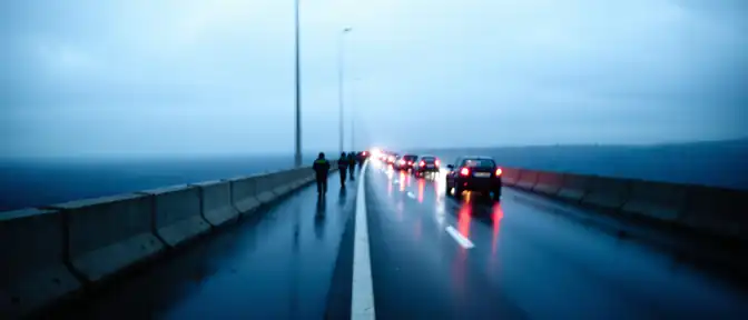 Очереди и проверки: движение по Крымскому мосту снова приостановили