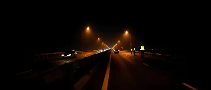 Ночные перебои на Крымском мосту: движение дважды замирало под контролем служб безопасности