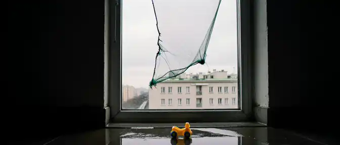 Трагедия на юго-западе столицы: трехлетняя девочка едва не погибла при падении из окна